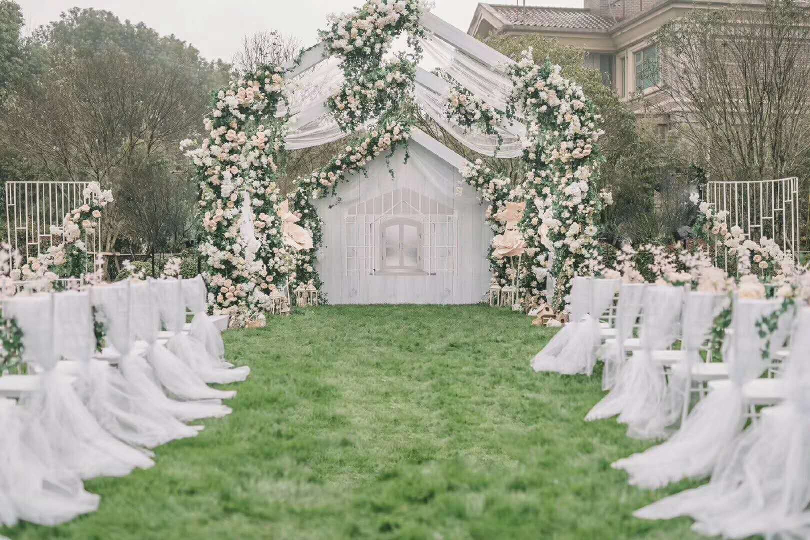 清新白绿草坪婚礼